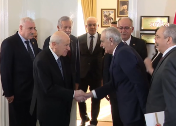 Ahmet Türk, Bahçeli’ye kehribar tespih hediye etti