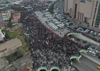 Vatandaşlar İmamoğlu’na destek için adliye önünde toplandı