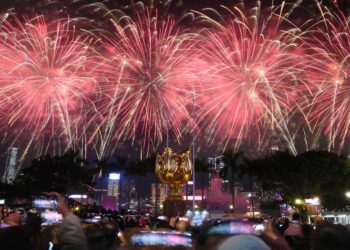 Hong Kong’da Bahar Bayramı’nı kutlamak için görkemli bir havai fişek gösterisi düzenlendi