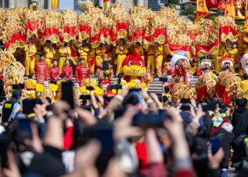 Çin’in Makao bölgesinde yapılan Çin Yeni Yılı kutlamaları renkli görüntülere sahne oldu