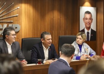 Özgür Özel, PM üyeleri ile İstanbul İl Başkanlığı’nda bir araya geldi
