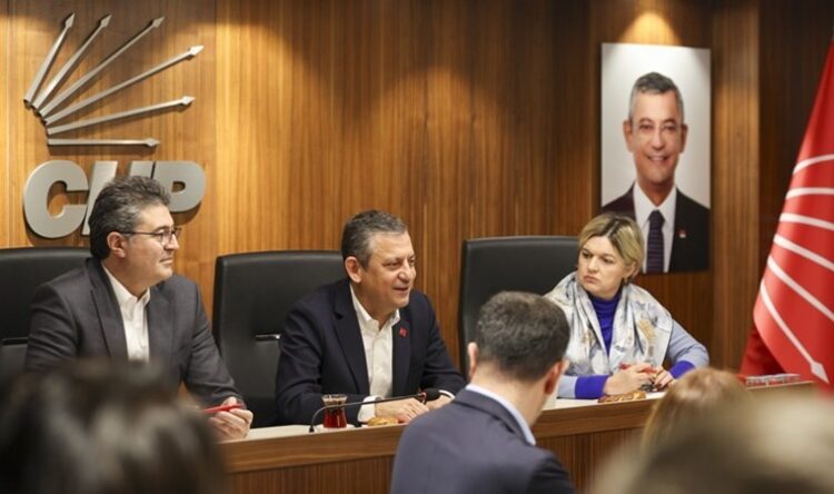 Özgür Özel, PM üyeleri ile İstanbul İl Başkanlığı’nda bir araya geldi