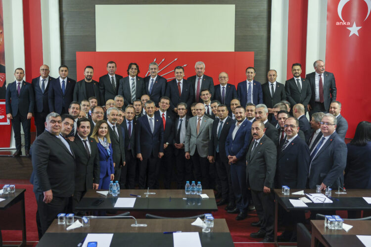 Özgür Özel, il başkanları ve belediye başkanlarıyla bir araya geldi