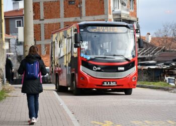 Balıkesir Büyükşehir Belediyesi’nden taşımalı eğitim gören öğrencilere servis hizmeti