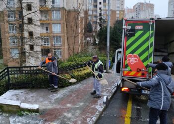 Ana arterlerde kar küreme ve tuzlama çalışmaları sürüyor