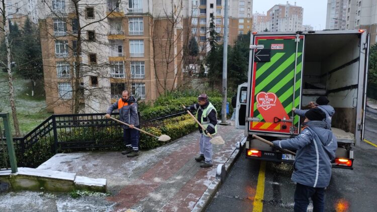 Ana arterlerde kar küreme ve tuzlama çalışmaları sürüyor