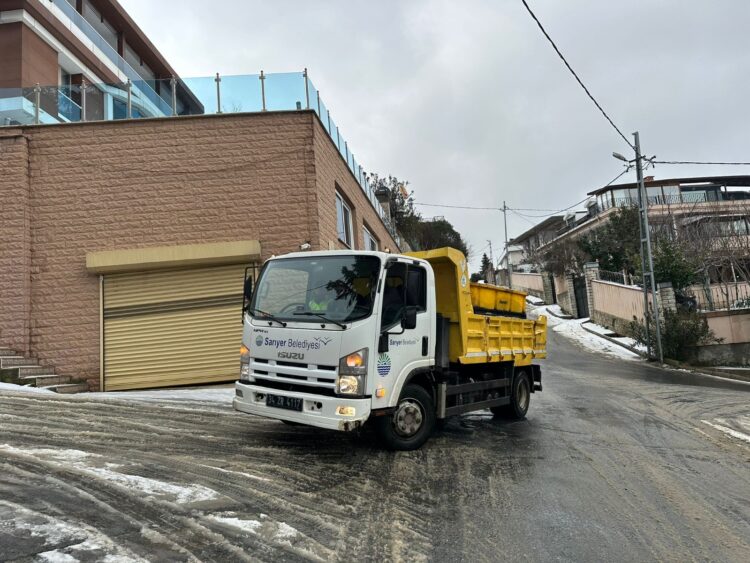 Sarıyer Belediyesi’nden kar mesaisi
