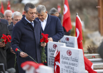 Özgür Özel, Gölbaşı Deprem Şehitliği‘ni ziyaret etti