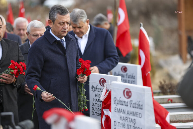 Özgür Özel, Gölbaşı Deprem Şehitliği‘ni ziyaret etti