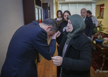 Özgür Özel, Sinan Ateş’in annesi Saniye Ateş ile görüştü
