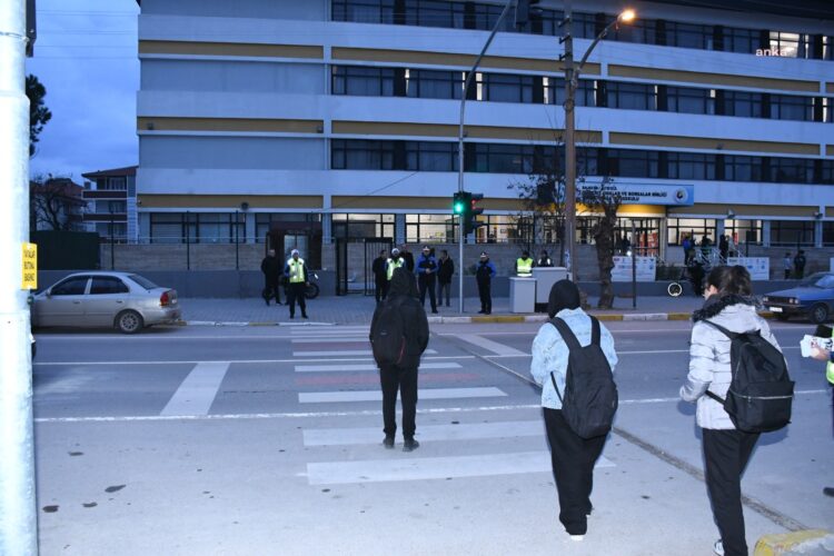 Balıkesir Büyükşehir Belediyesi’nden okul önlerine sinyalizasyon sistemi