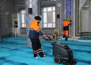 Bayrampaşa Belediyesi ekiplerinden camilerde Ramazan temizliği