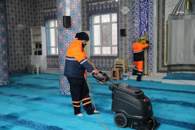 Bayrampaşa Belediyesi ekiplerinden camilerde Ramazan temizliği