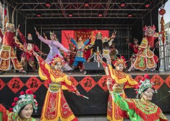 Frankfurt’ta geleneksel Çin dansı renkli görüntülere sahne oldu