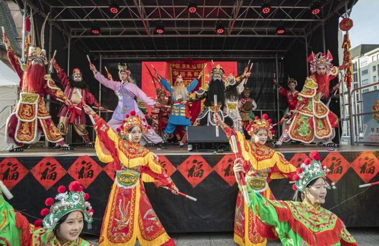 Frankfurt’ta geleneksel Çin dansı renkli görüntülere sahne oldu