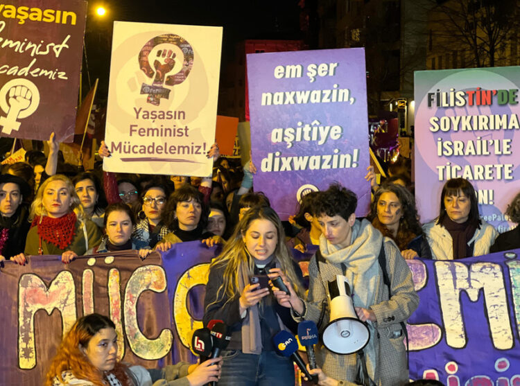 İstanbul’da Feminist Gece Yürüyüşü: ‘Özgür hayatları almadan bir yere gitmiyoruz’