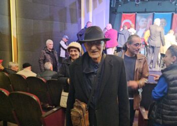 99 yaşındaki yurttaş CHP’nin ön seçiminde oy kullanmaya geldi