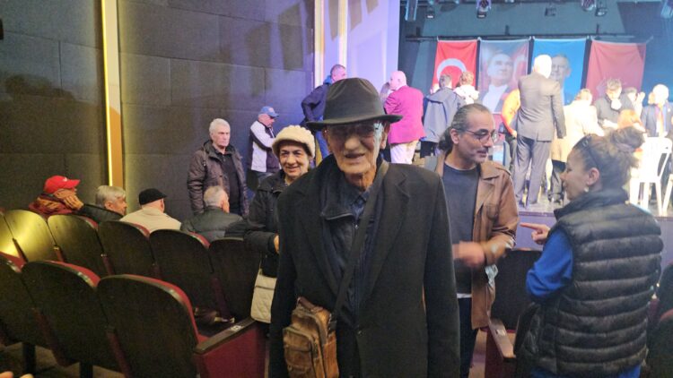 99 yaşındaki yurttaş CHP’nin ön seçiminde oy kullanmaya geldi