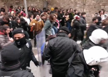 İstanbul Üniversitesi’nde kitlesel yürüyüş: Öğrenciler polis barikatını aştı