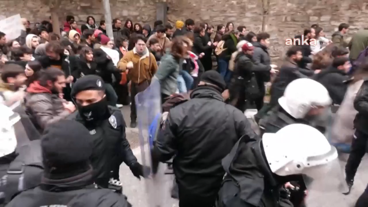 İstanbul Üniversitesi’nde kitlesel yürüyüş: Öğrenciler polis barikatını aştı
