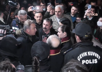 İstanbul Adliyesi önünde avukatlarla polis arasında gerginlik
