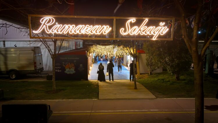 Ramazan’ın en renkli durağı: Beyoğlu Ramazan Sokağı