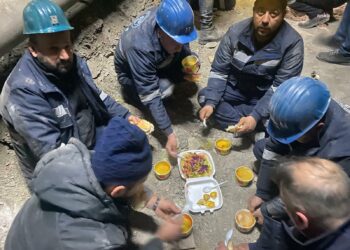 Özelleştirmeye karşı çıkan Çayırhan madencileri, sahurlarını yer altında yaptı