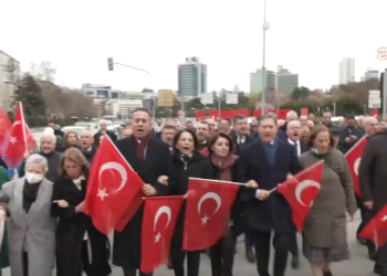 CHP’li Milletvekilleri TBMM’den, CHP Genel Merkezi’ne yürüdü