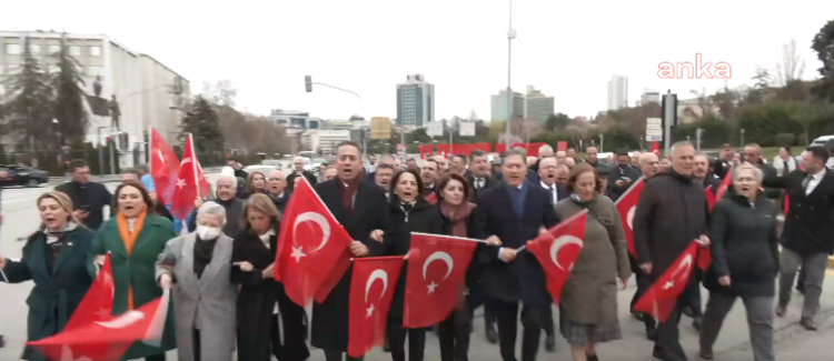 CHP’li Milletvekilleri TBMM’den, CHP Genel Merkezi’ne yürüdü