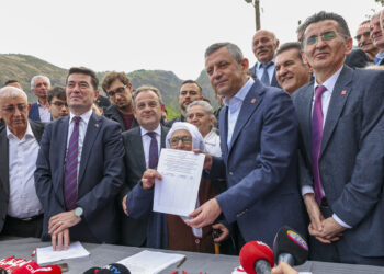 Özgür Özel, imza kampanyasını Trabzon’da başlattı!