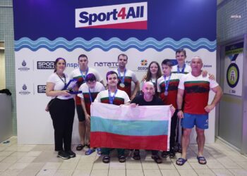 Dört ülkeden 149 engellı̇ sporcu farkındalık için kulaç attı