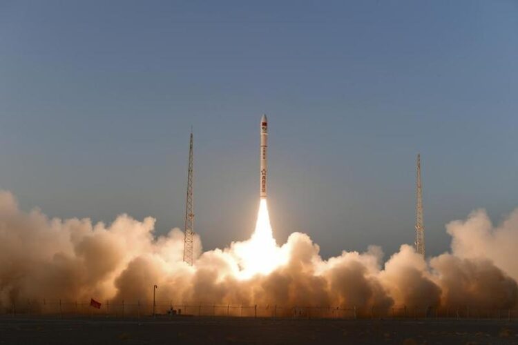 Çin, CERES-1 roketiyle uzaya yeni bir uydu grubu gönderdi