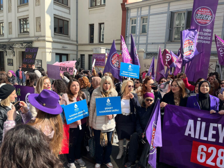 Kadıköy’de kadınlar sokakta