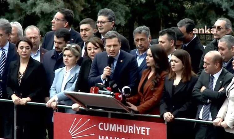 CHP’de ‘demokrasi nöbeti’ başladı: ‘Yol arkadaşlarımızı yedirtmeyiz’