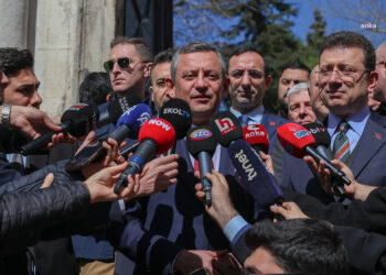 Özel ve İmamoğlu, Hırka-i Şerif Camii’nde birlikte cuma namazı kıldı