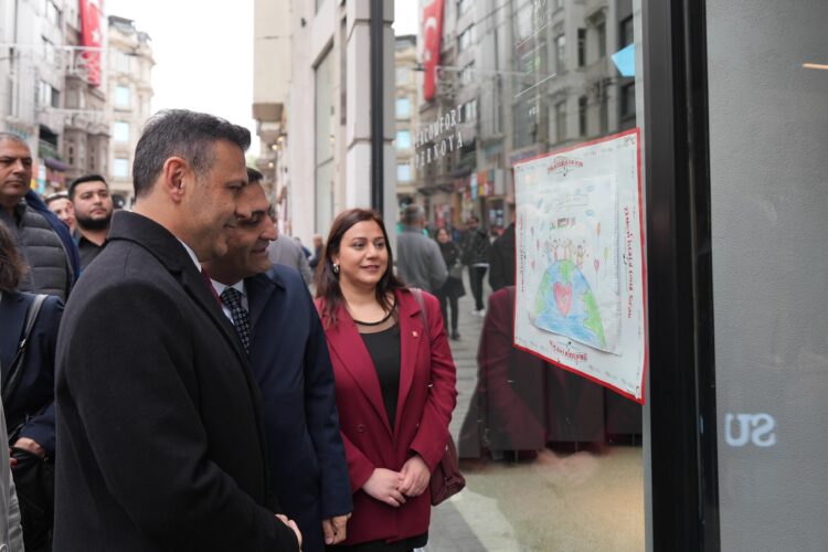 Çocuklardan İstiklal Caddesi’nde 23 Nisan’a özel açık hava sergisi
