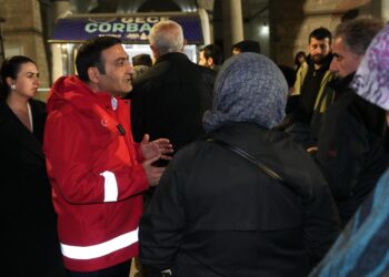 Beyoğlu Belediyesi deprem sonrası vatandaşların yanında