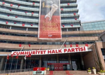 CHP Genel Merkezi’ne dev 1 Mayıs afişi asıldı… “Ya adalet ya sefalet”