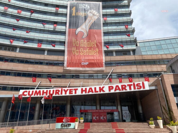 CHP Genel Merkezi’ne dev 1 Mayıs afişi asıldı… “Ya adalet ya sefalet”