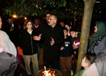 Eyüpsultan Belediye Başkanı, geceyi sokakta geçiren vatandaşları ziyaret etti