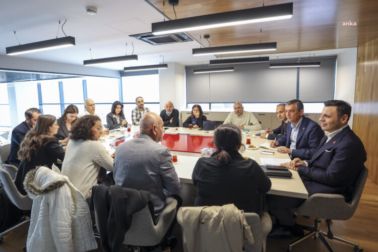 Özgür Özel, protestolarda gözaltına alınan öğrencilerin aileleriyle görüştü