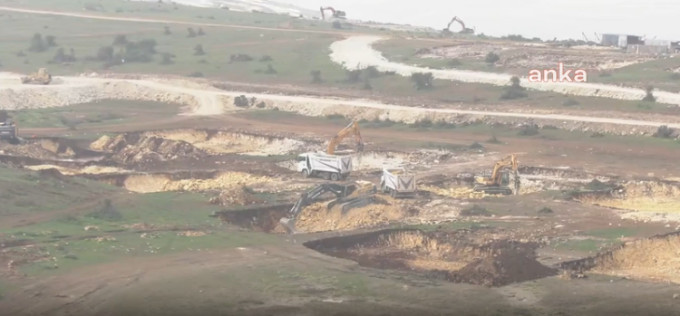 İSKİ’nin 23 Mayıs’a kadar süre verdiği Sazlıdere baraj havzasına yapılan TOKİ Konutları inşaatı hızla devam ediyor