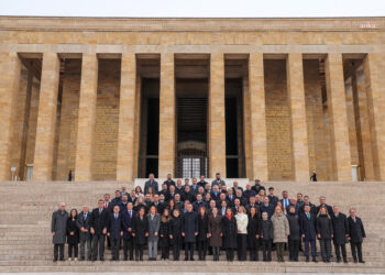 Özel, PM ve YDK üyeleriyle birlikte Anıtkabir’i ziyaret etti