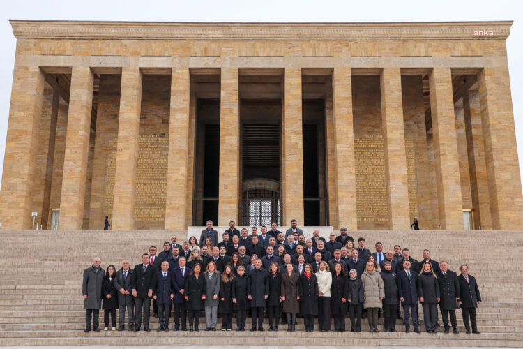 Özel, PM ve YDK üyeleriyle birlikte Anıtkabir’i ziyaret etti