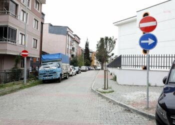 Eyüpsultan’da belirlenen noktalara yeni trafik levhaları yerleştiriliyor