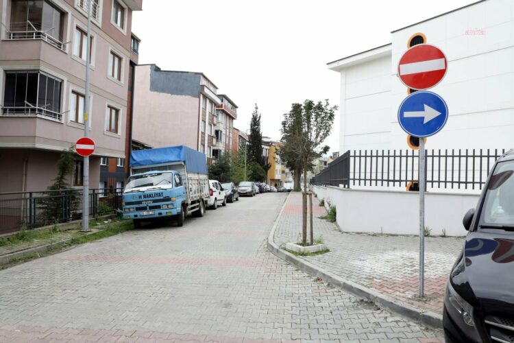 Eyüpsultan’da belirlenen noktalara yeni trafik levhaları yerleştiriliyor