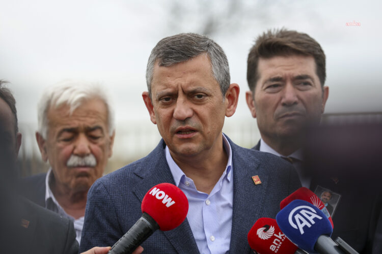 Özgür Özel: “Fişlemelerin hepsini, sarayın bahçesinde gençlerle birlikte yakacağız”