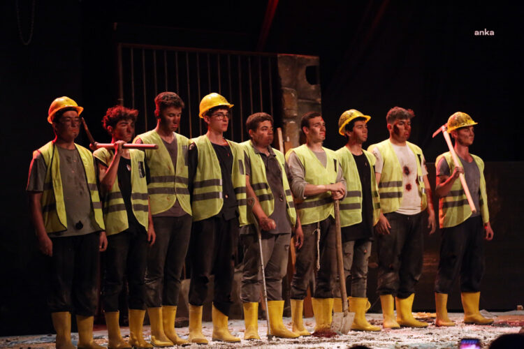 Eyüpsultan Belediyesi Tiyatro Okulu, “301 Nefes Soma”yı sahneledi