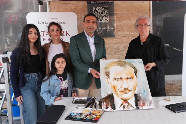 Atatürk’ün portresi 19 Mayıs’a özel canlı olarak çizildi