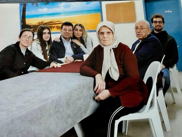 İmamoğlu, ailesiyle görüşmesi sırasında çekilmiş fotoğrafı paylaştı